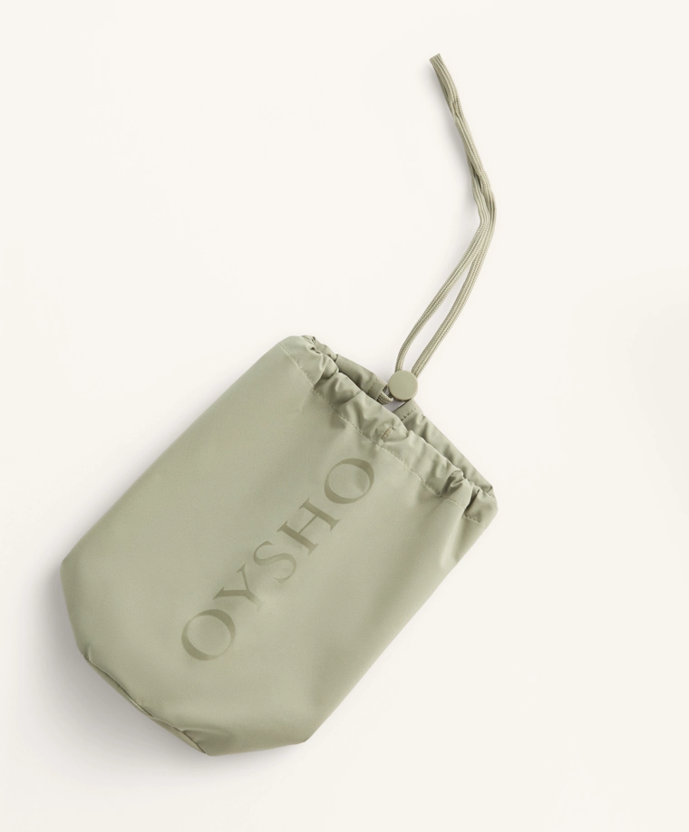 Сверхлегкая упаковываемая куртка oysho с водонепроницаемостью 10k