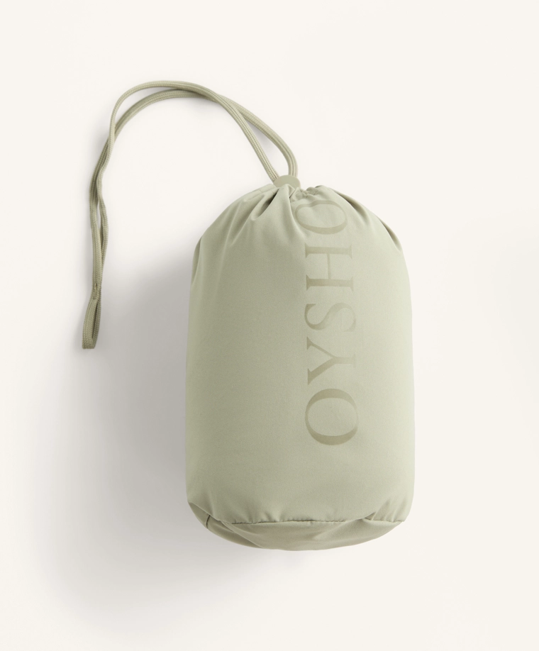 Сверхлегкая упаковываемая куртка oysho с водонепроницаемостью 10k