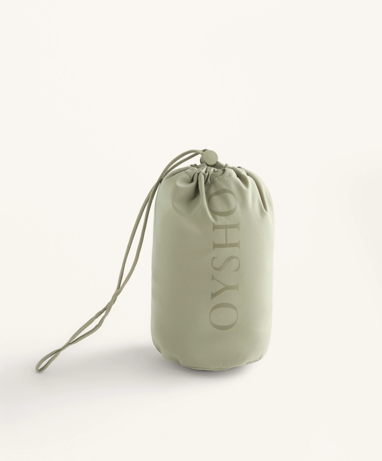 Сверхлегкая упаковываемая куртка oysho с водонепроницаемостью 10k