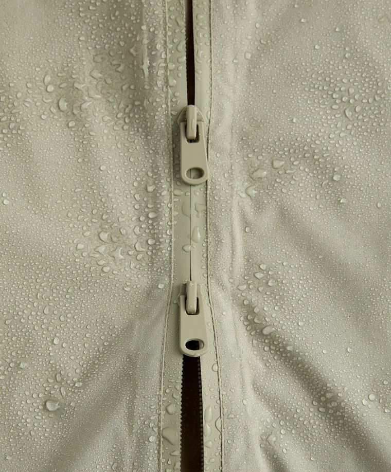 Сверхлегкая упаковываемая куртка oysho с водонепроницаемостью 10k