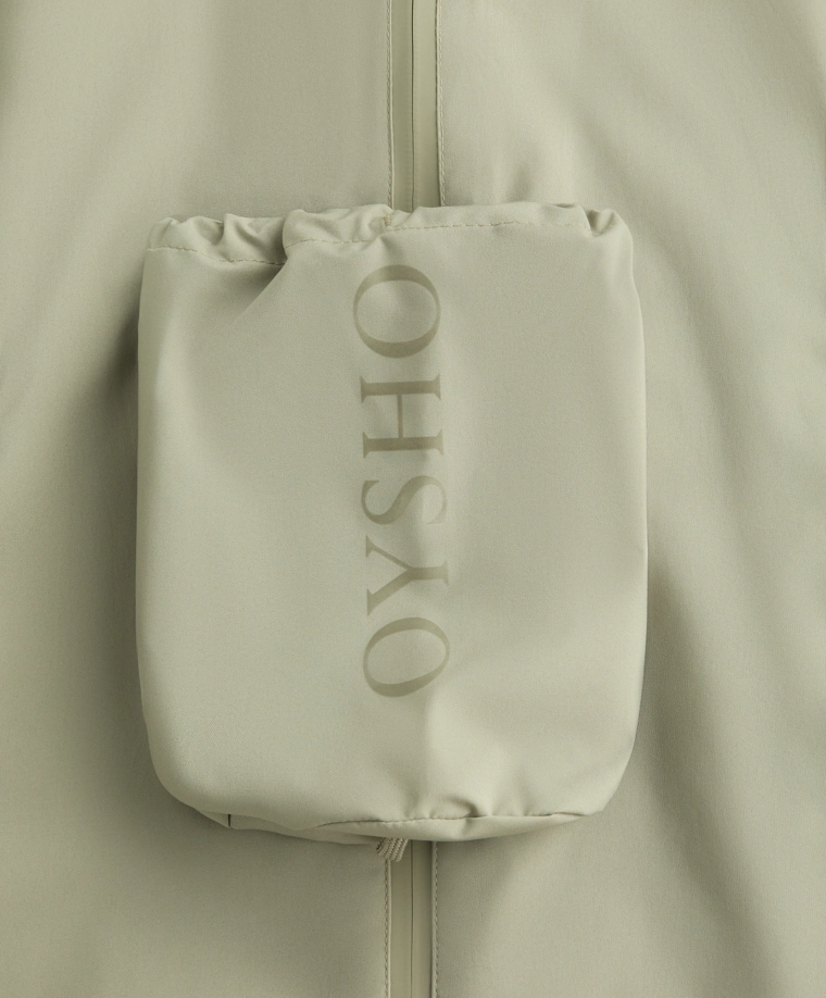 Сверхлегкая упаковываемая куртка oysho с водонепроницаемостью 10k