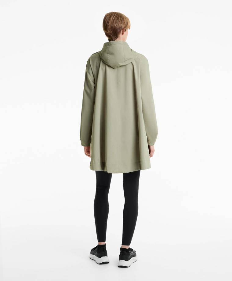 Сверхлегкая упаковываемая куртка oysho с водонепроницаемостью 10k