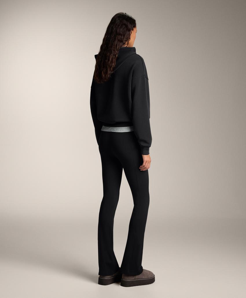 Теплые брюки с высокой посадкой и широкими штанинами и карманами