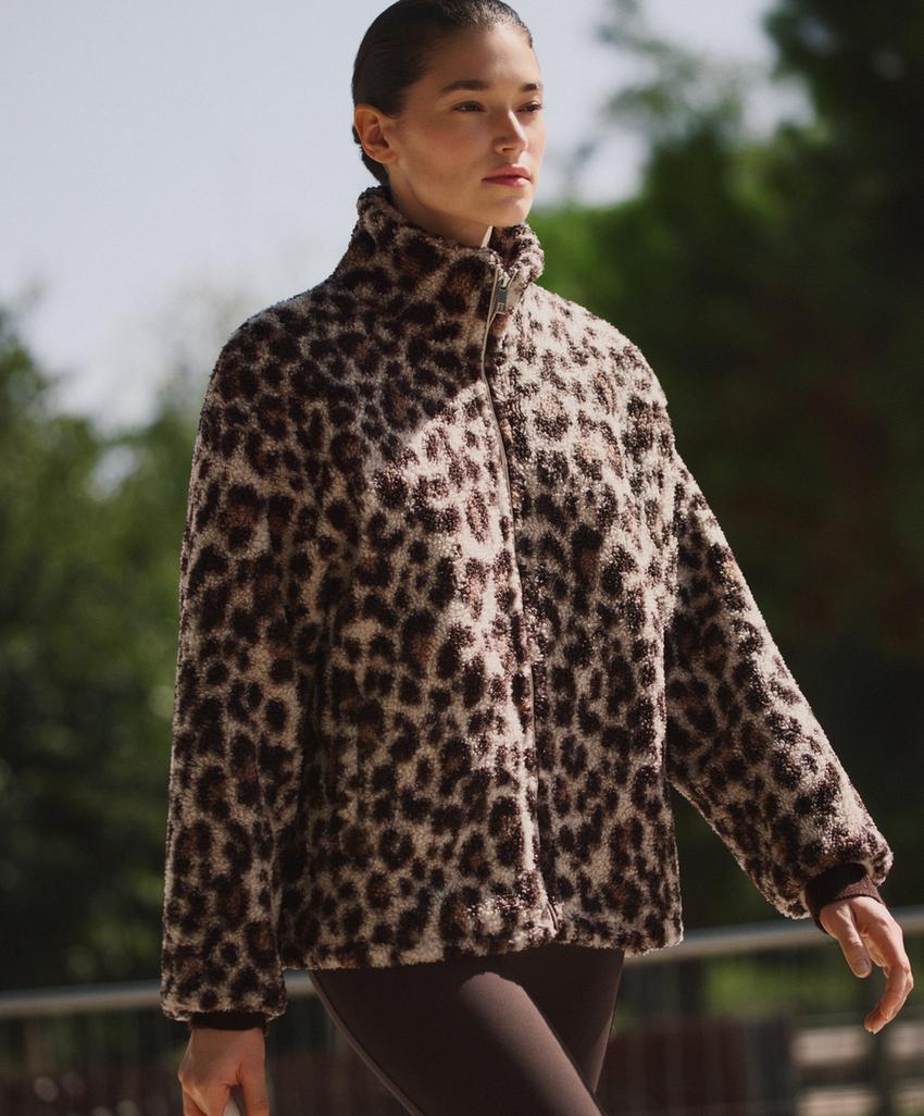 Куртка из меха под кожу с животным принтом