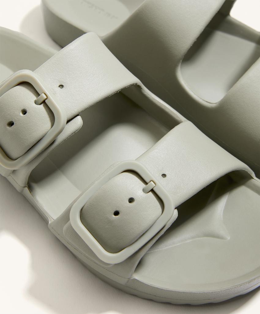 Сандалии на пряжке