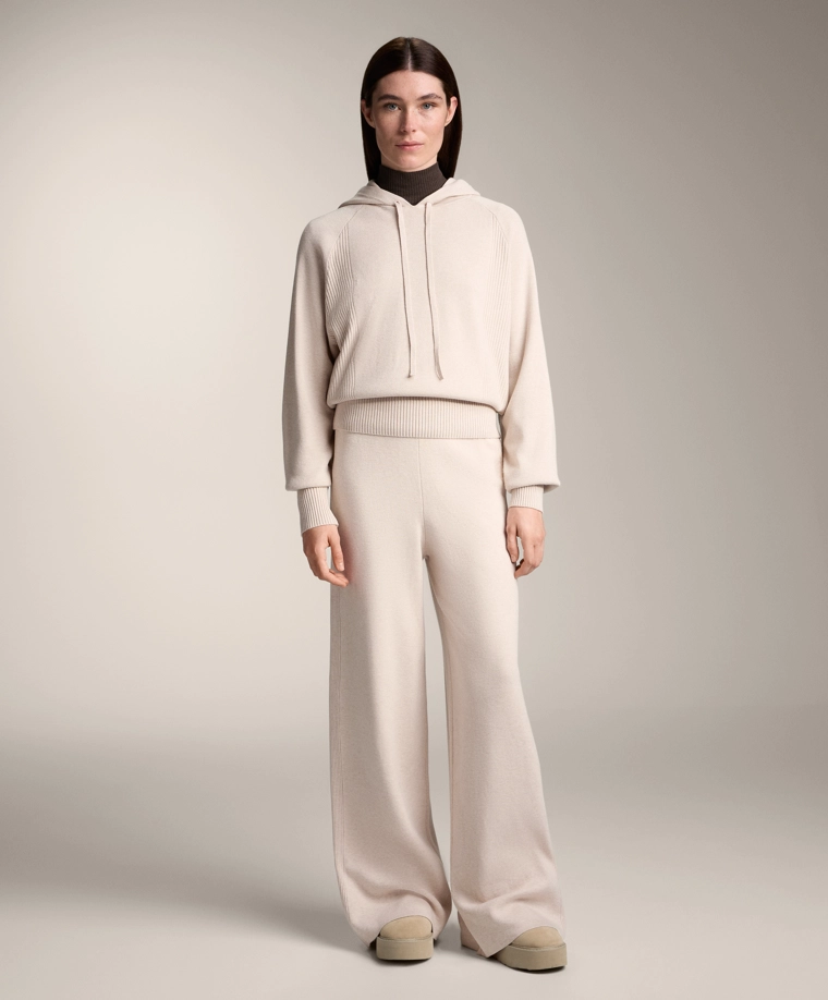 Трикотажный свитер с капюшоном на завязке и зауженной талией