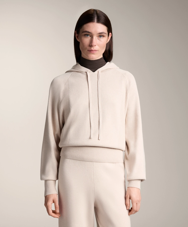 Трикотажный свитер с капюшоном на завязке и зауженной талией