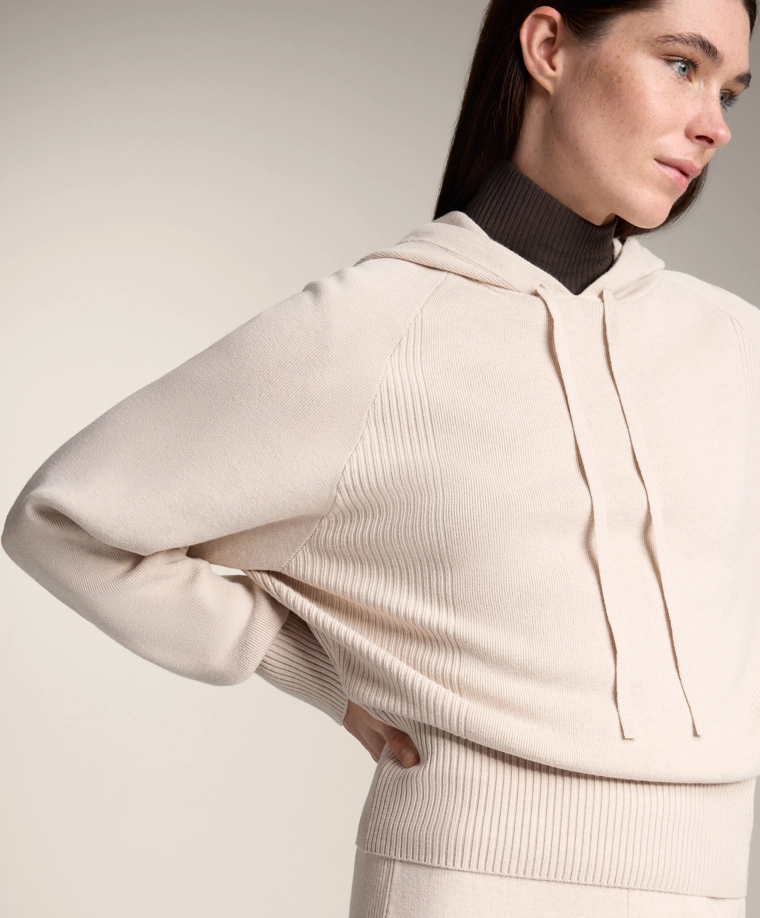 Трикотажный свитер с капюшоном на завязке и зауженной талией