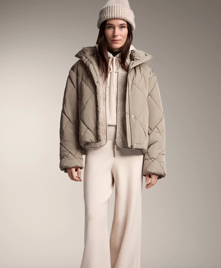 Трикотажный свитер с капюшоном на завязке и зауженной талией