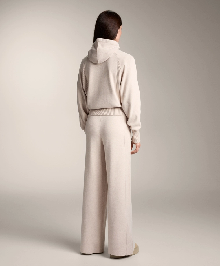 Трикотажный свитер с капюшоном на завязке и зауженной талией