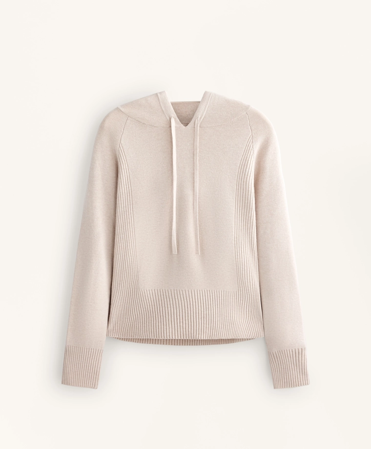 Трикотажный свитер с капюшоном на завязке и зауженной талией