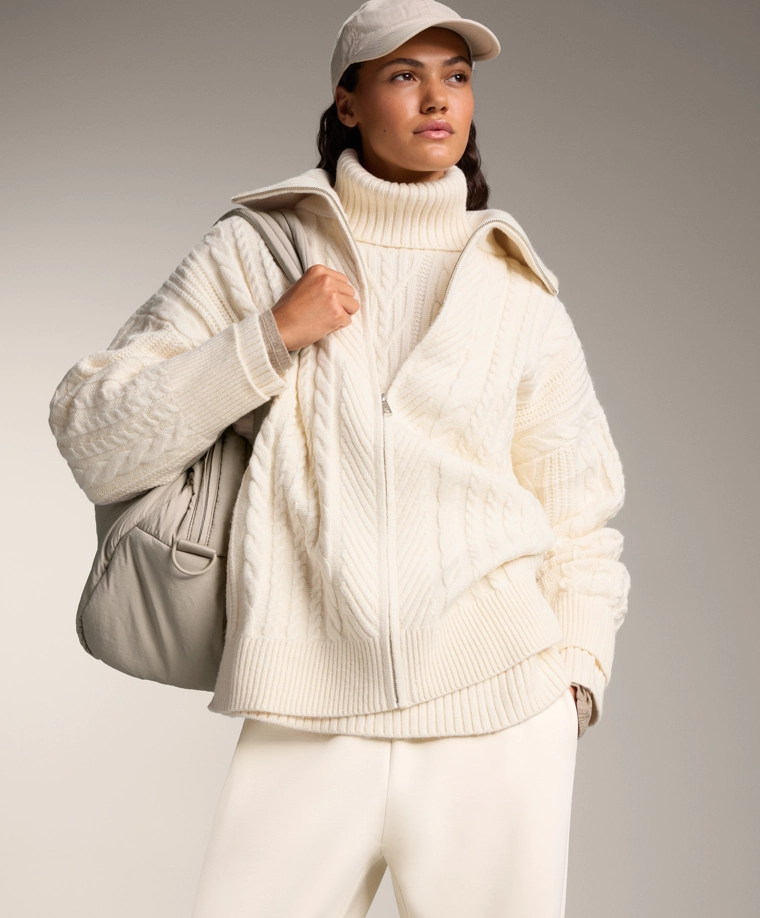 Кардиган с высоким воротником и кабельной вязкой