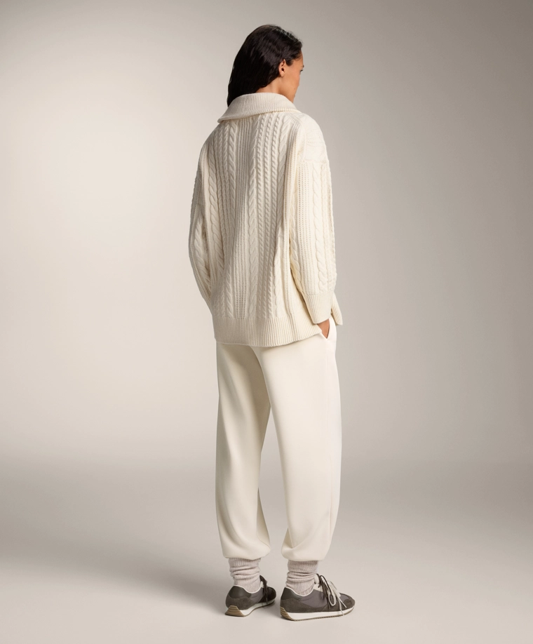 Кардиган с высоким воротником и кабельной вязкой