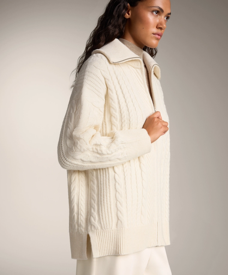 Кардиган с высоким воротником и кабельной вязкой