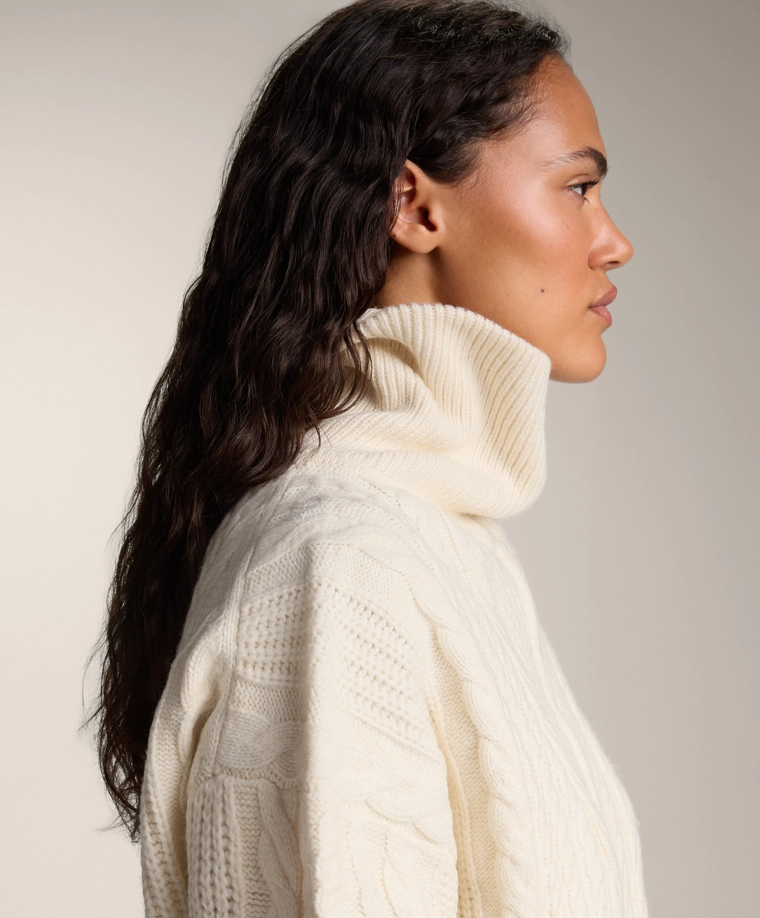 Кардиган с высоким воротником и кабельной вязкой