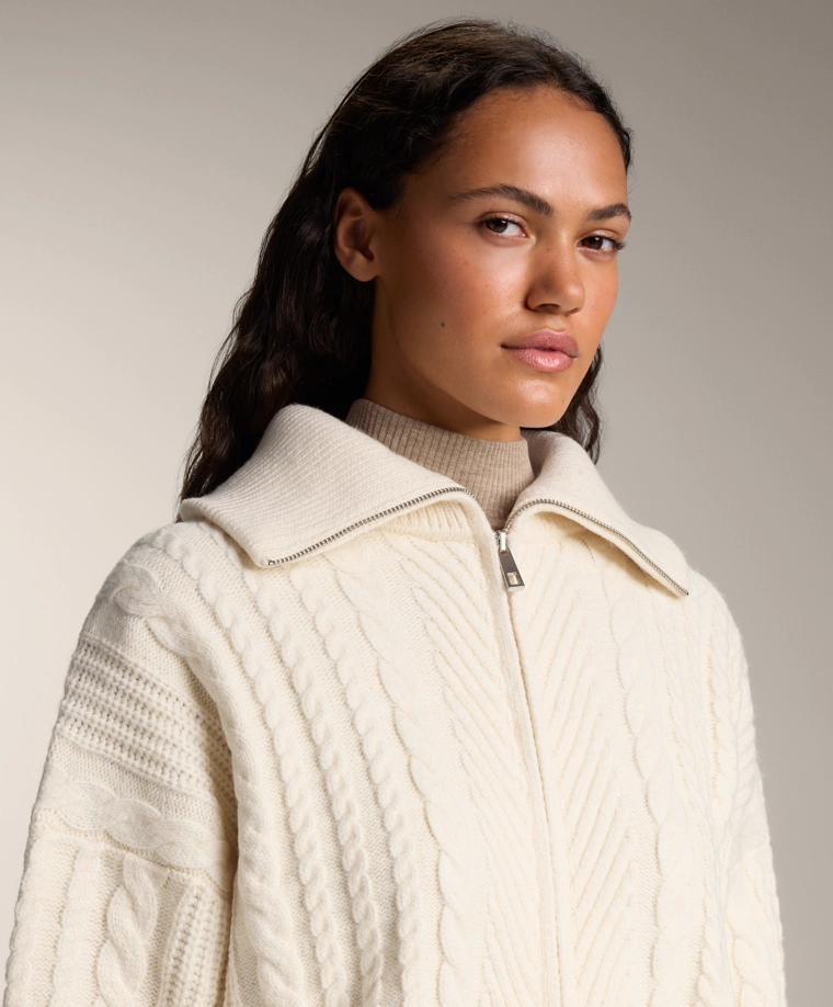 Кардиган с высоким воротником и кабельной вязкой