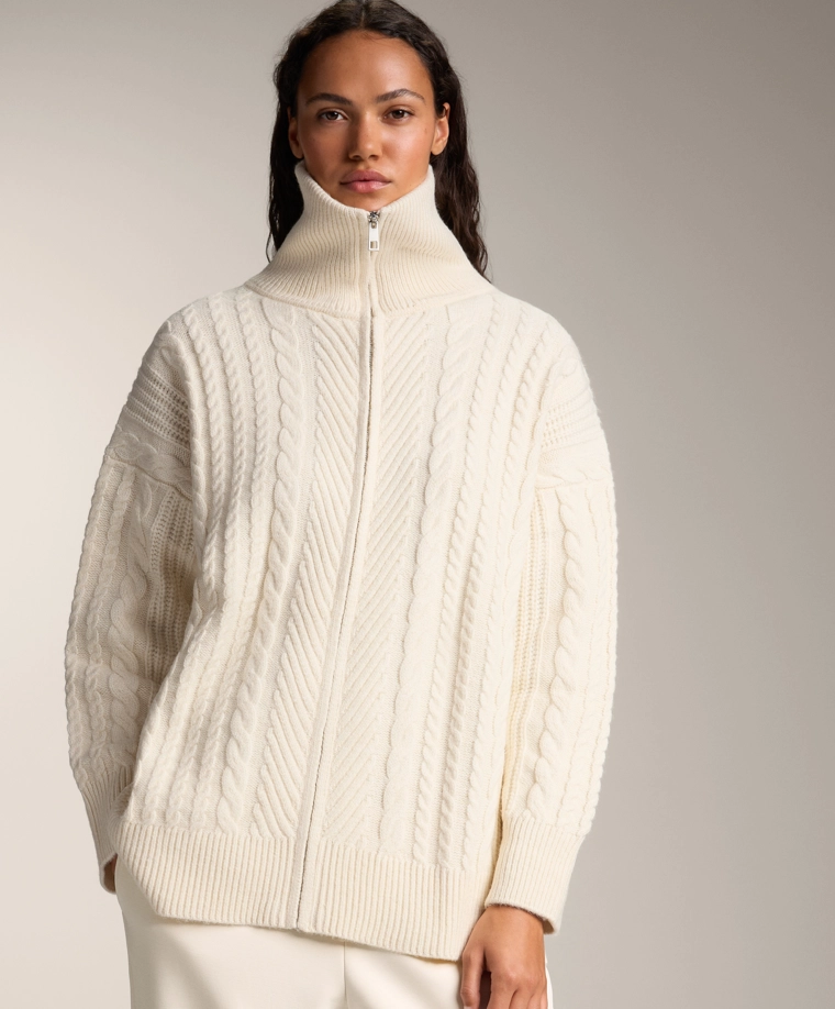Кардиган с высоким воротником и кабельной вязкой