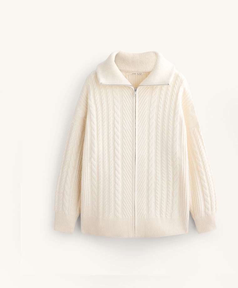 Кардиган с высоким воротником и кабельной вязкой