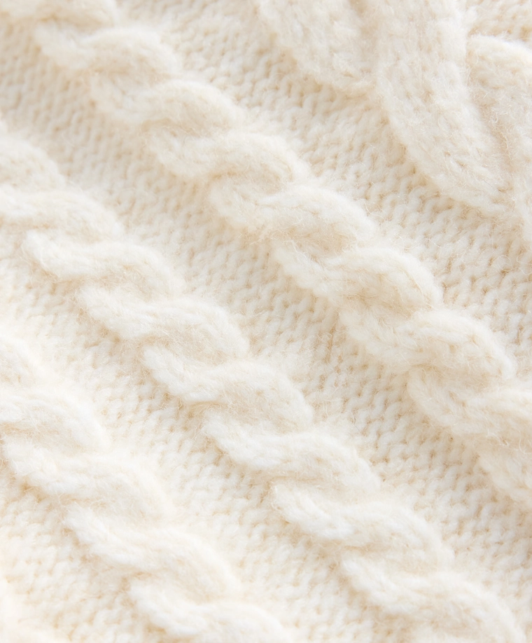 Кардиган с высоким воротником и кабельной вязкой