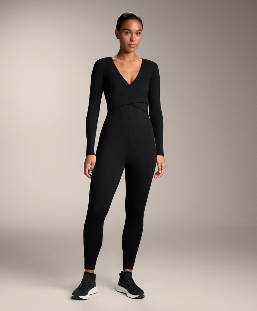 Черное платье с цветочным узором