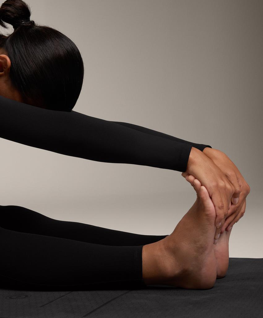 Черное платье с цветочным узором