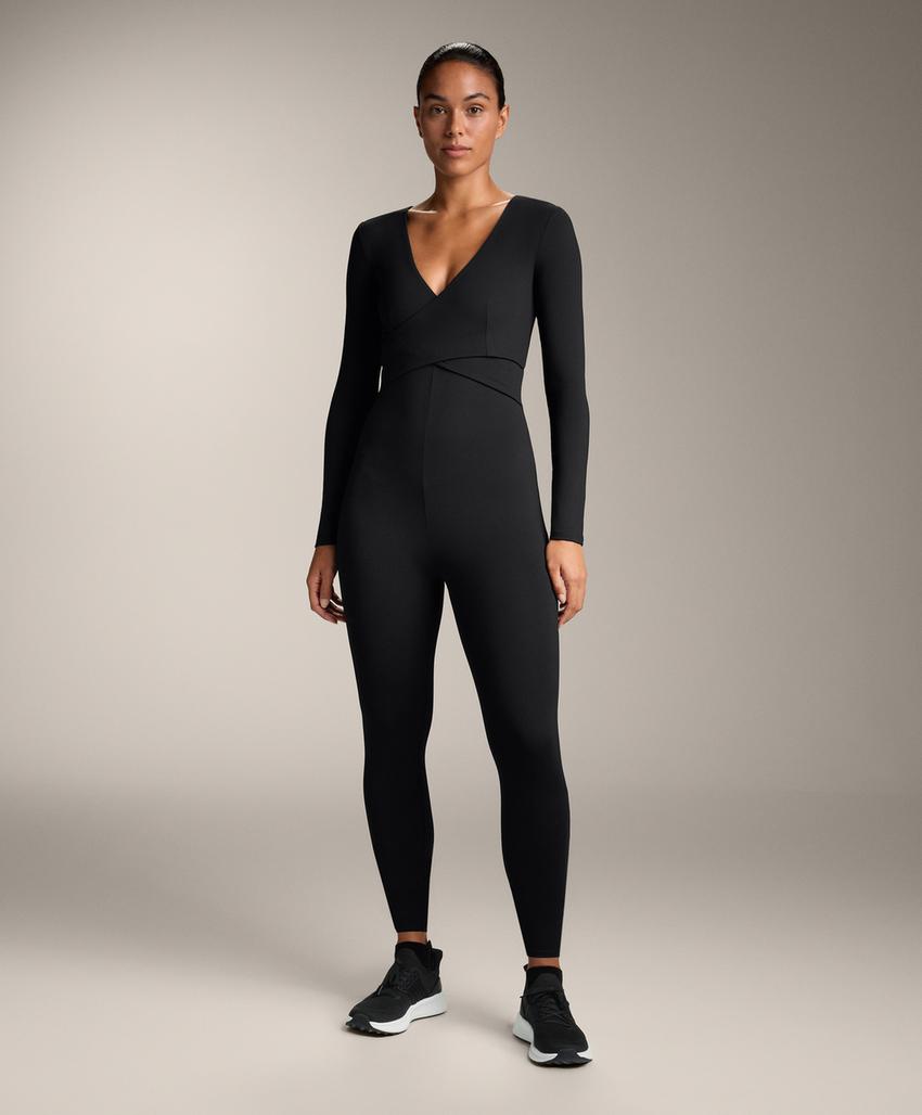 Черное платье с цветочным узором