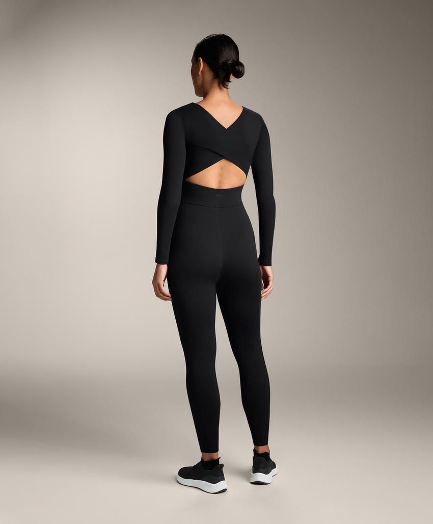 Черное платье с цветочным узором