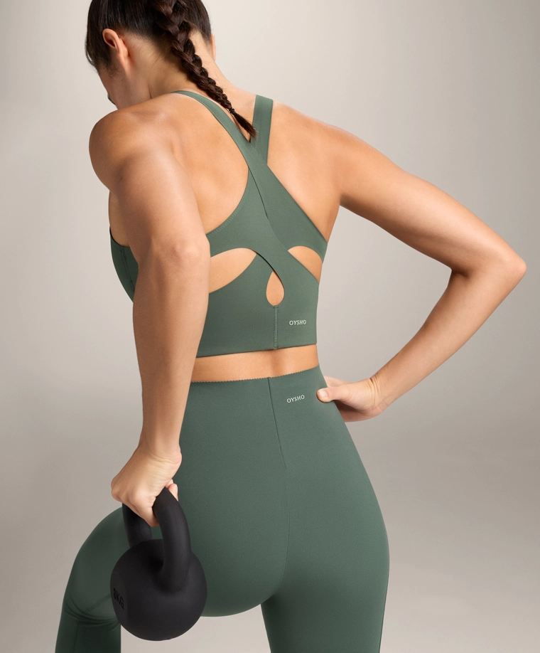 Теплый зеленый свитер