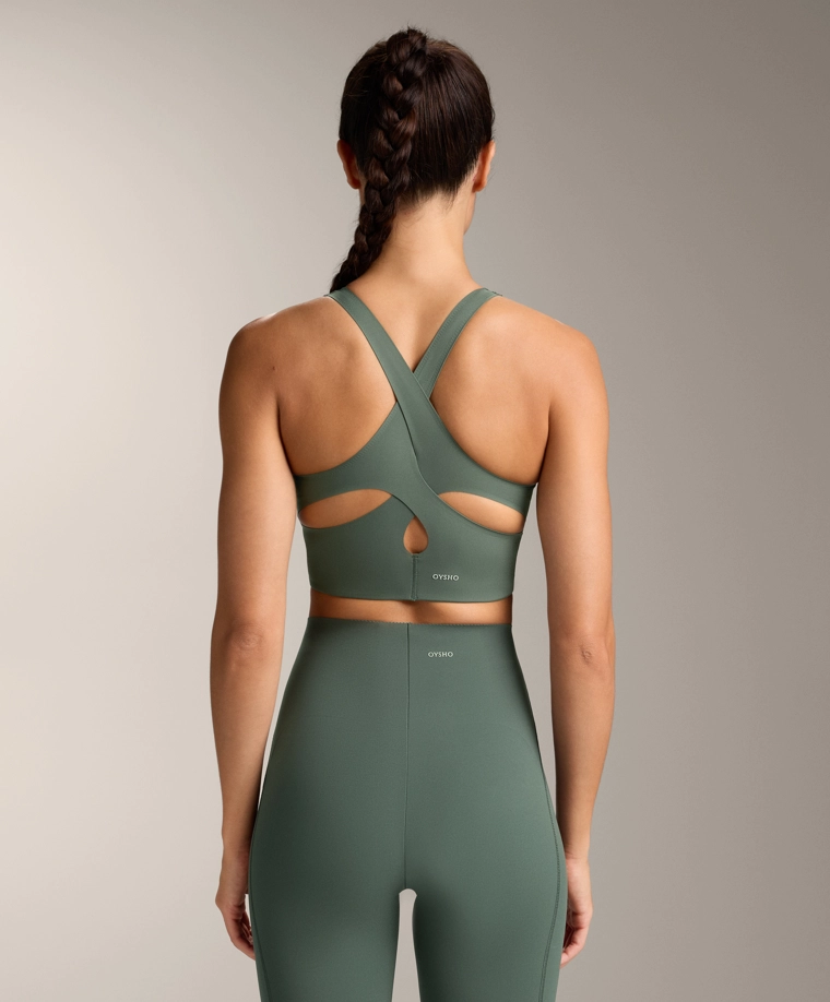 Теплый зеленый свитер