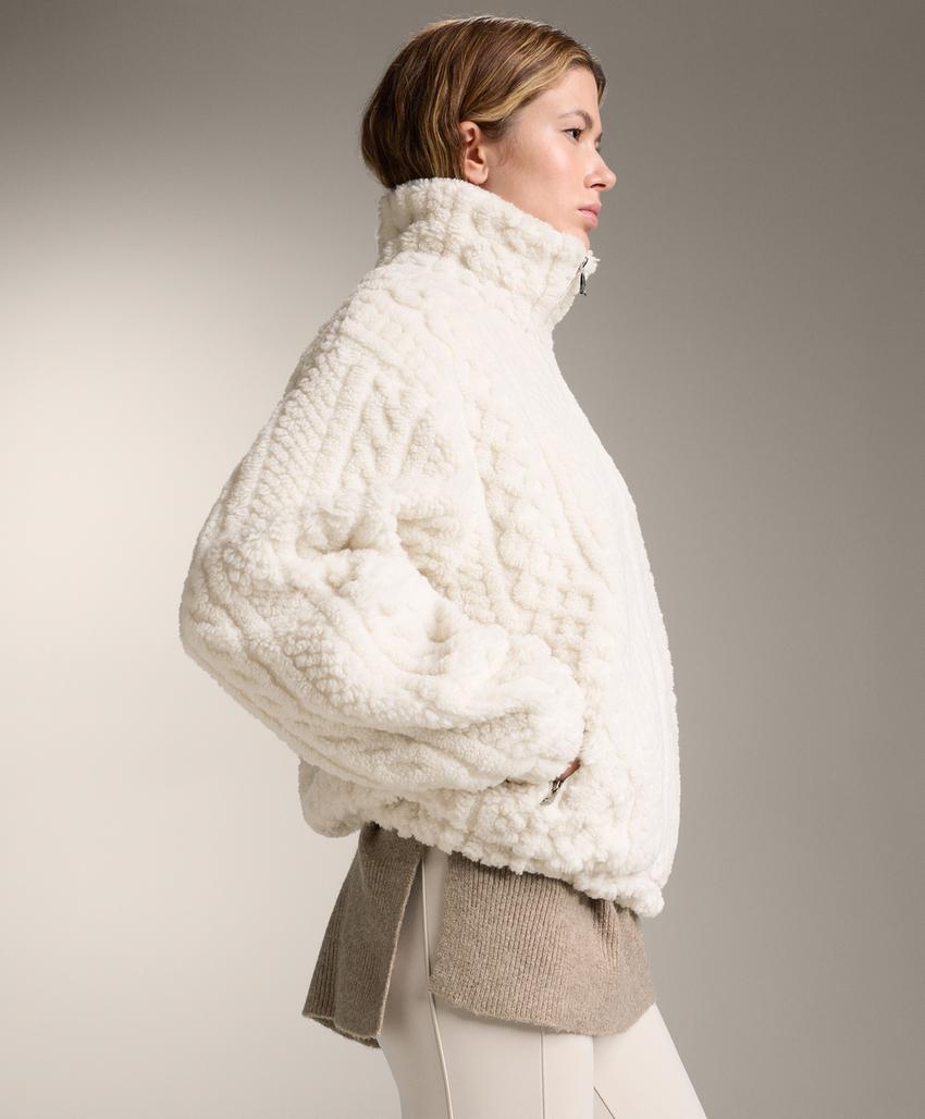 Пальто-жаккард из искусственной овчины с косами доставим в рф