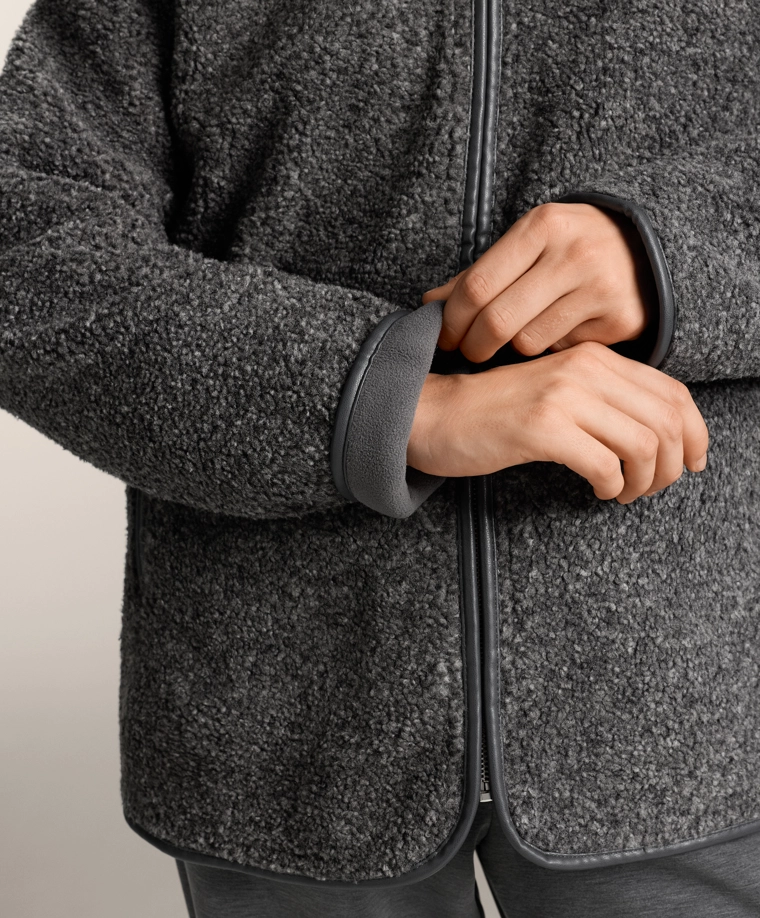 Пальто из полушерсти с капюшоном и меховой подкладкой доставим в рф