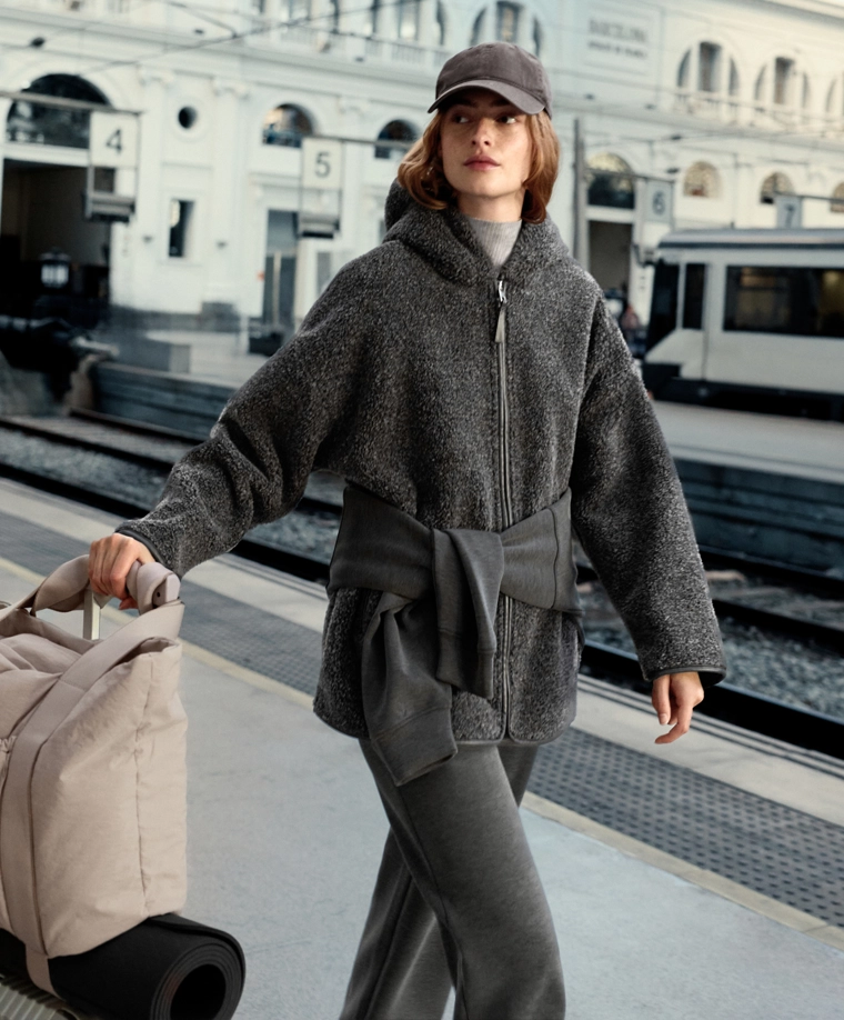 Пальто из полушерсти с капюшоном и меховой подкладкой доставим в рф