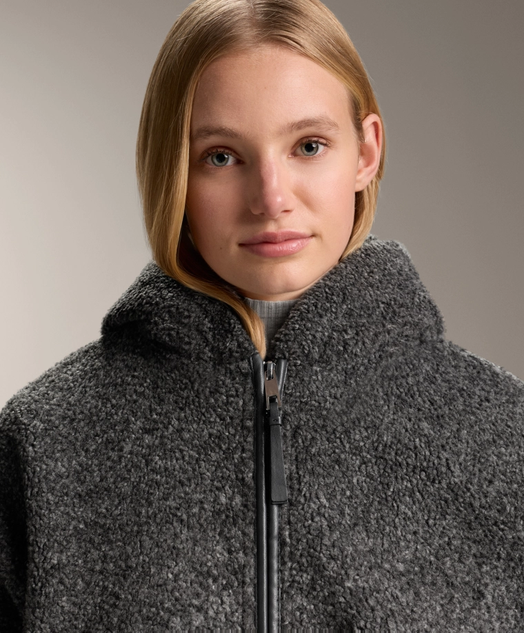 Пальто из полушерсти с капюшоном и меховой подкладкой доставим в рф