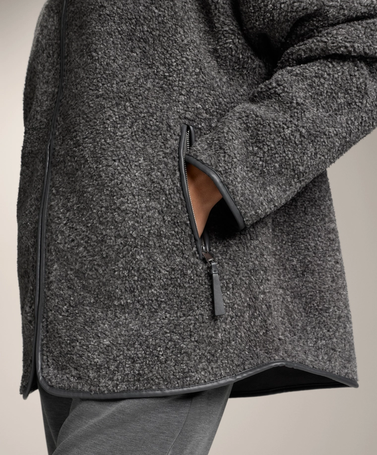 Пальто из полушерсти с капюшоном и меховой подкладкой доставим в рф