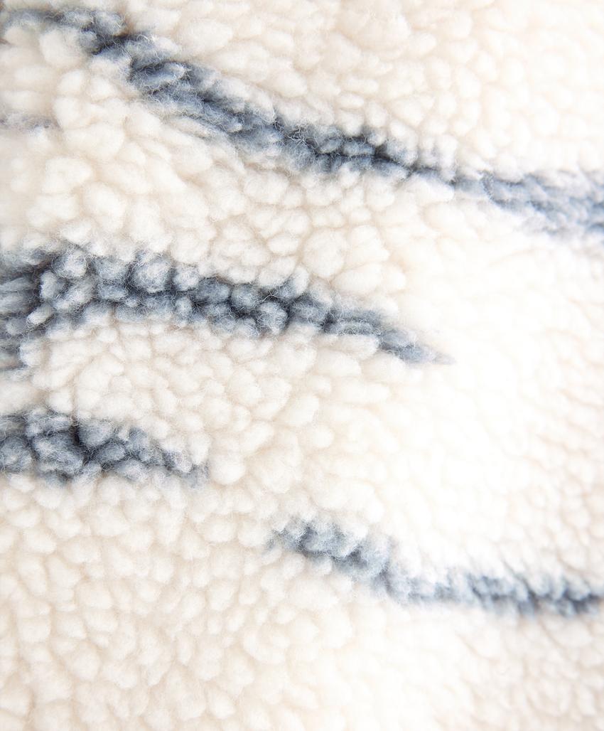 Куртка с застежкой на молнию и воротником-стойкой из искусственного меха для лыжников