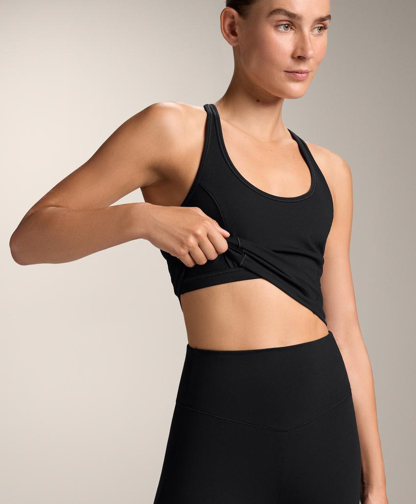 Короткое платье с вышивкой и объемными рукавами