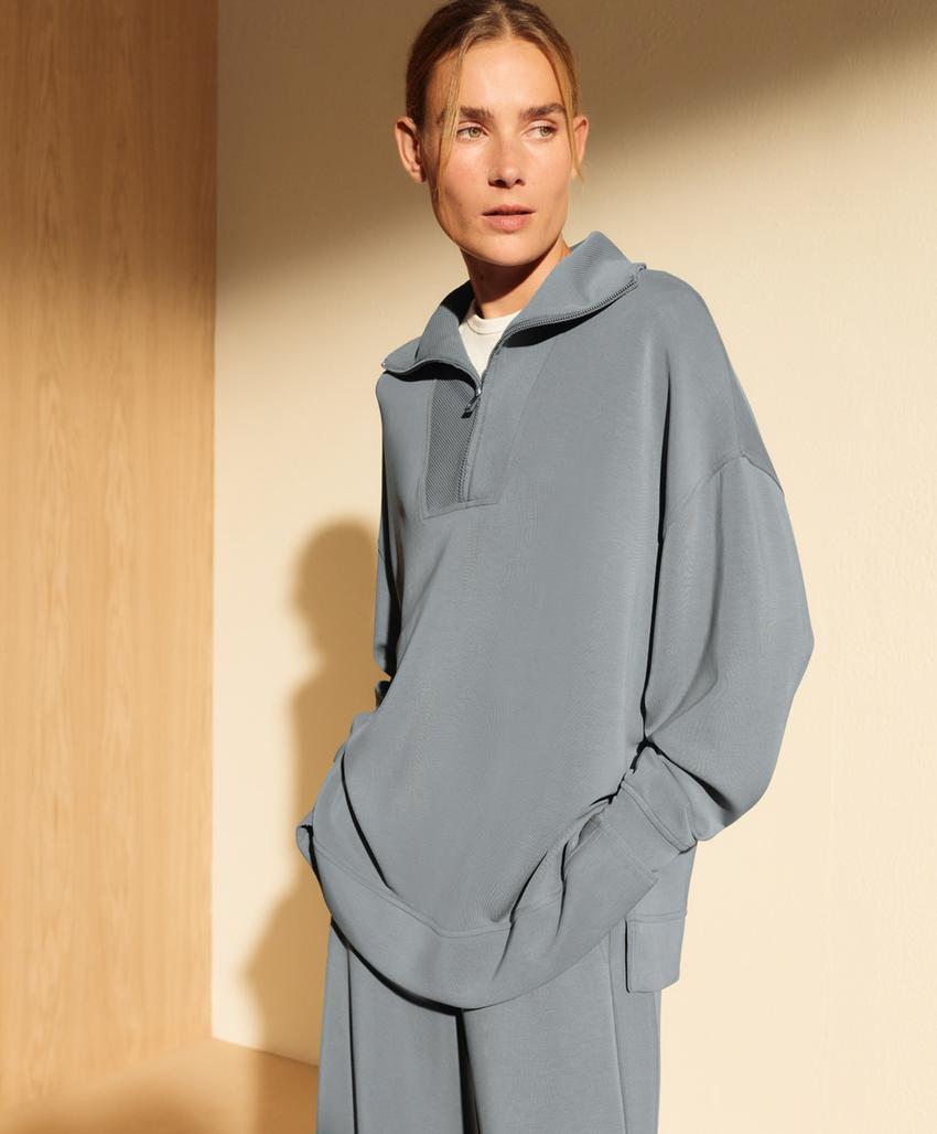 Длинный свитшот с воротником-стойкой из мягкого модала