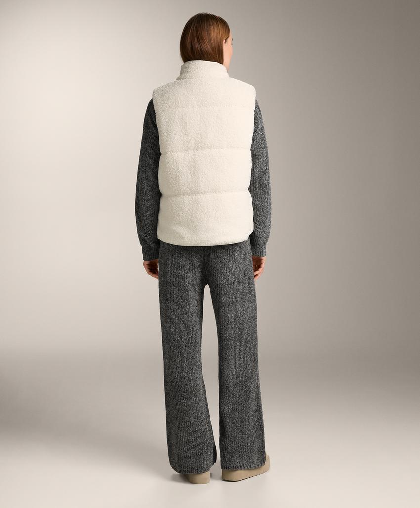 Жилет из стеганого меха искусственного