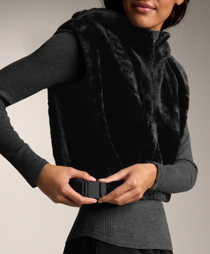 Жилет из искусственного меха с капюшоном