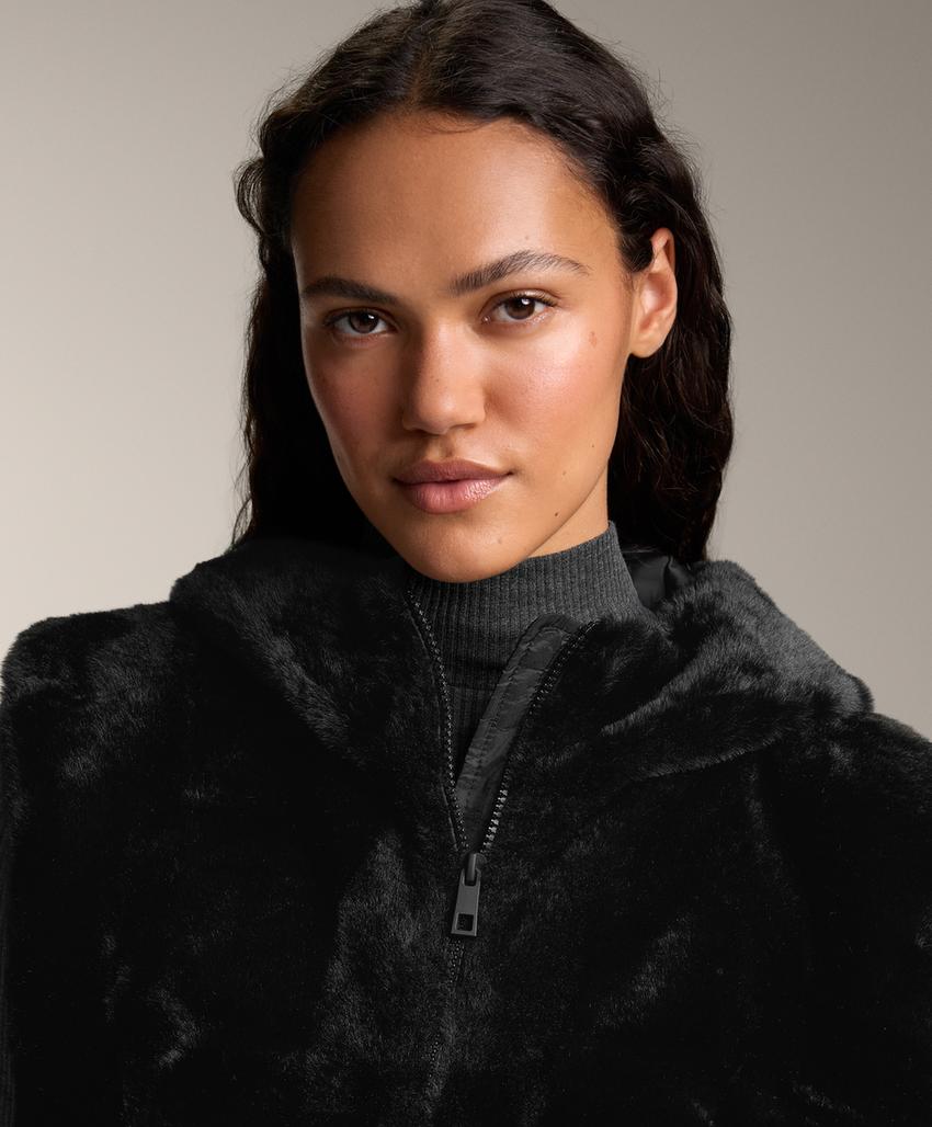 Жилет из искусственного меха с капюшоном