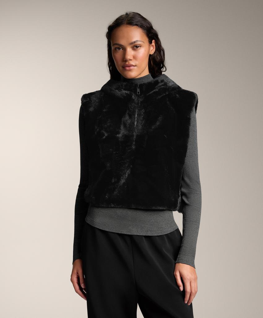 Жилет из искусственного меха с капюшоном