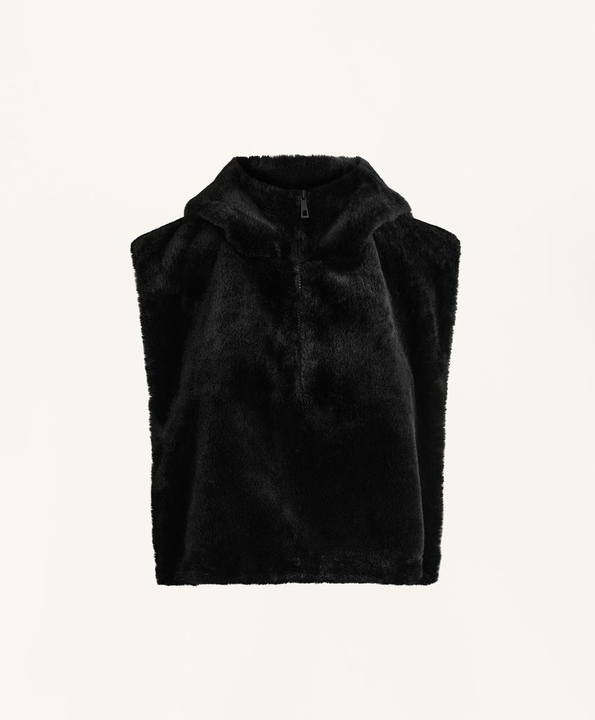 Жилет из искусственного меха с капюшоном