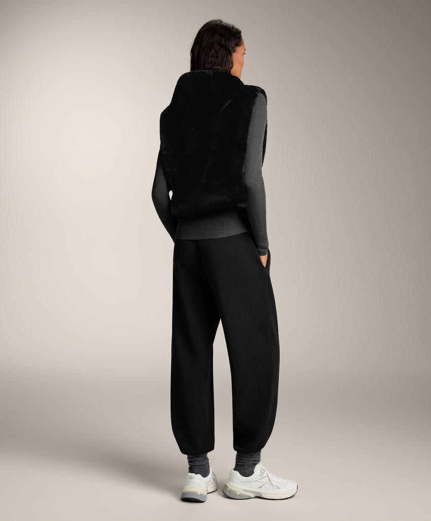 Жилет из искусственного меха с капюшоном