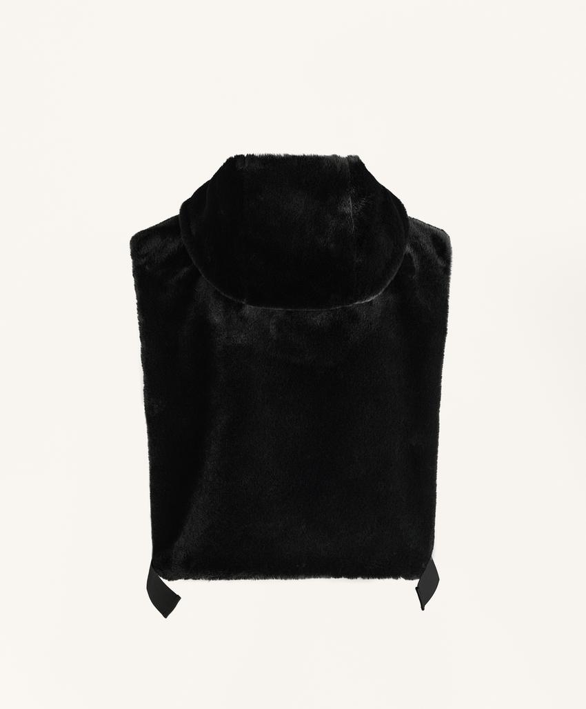 Жилет из искусственного меха с капюшоном