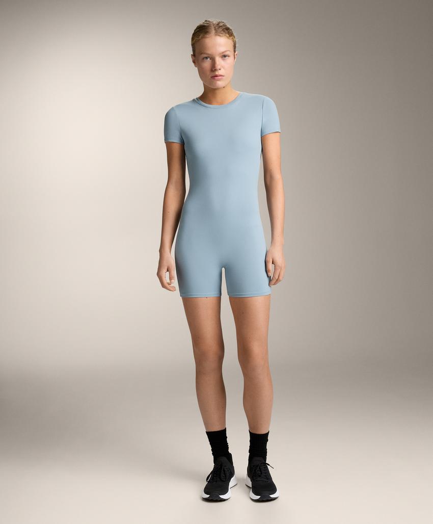 Комфортный комбинезон с открытой спиной короткого покроя comfortlux