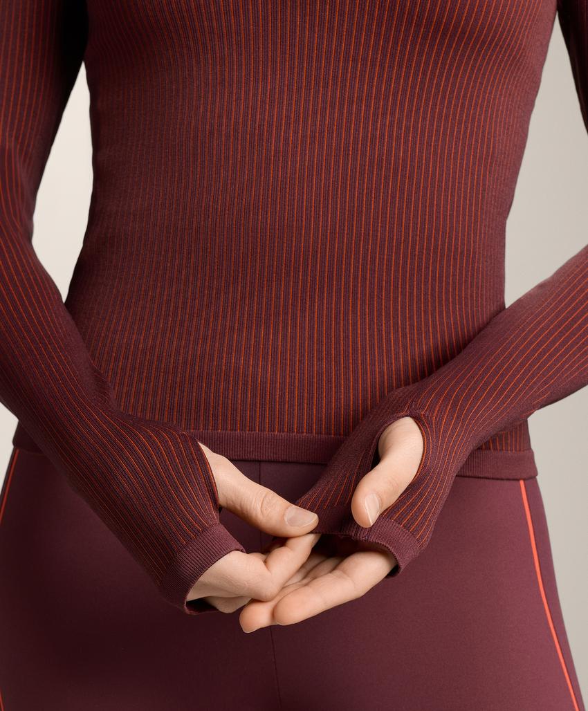 Футболка с длинными рукавами из технического материала