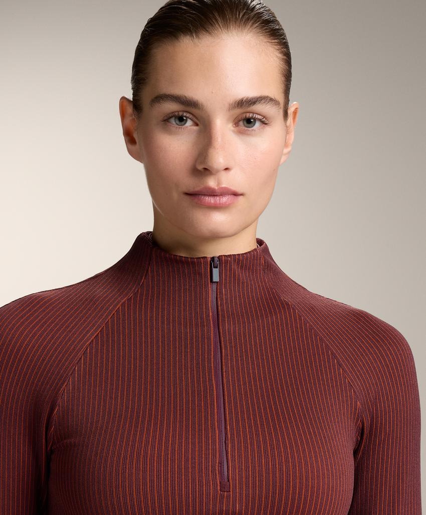 Футболка с длинными рукавами из технического материала