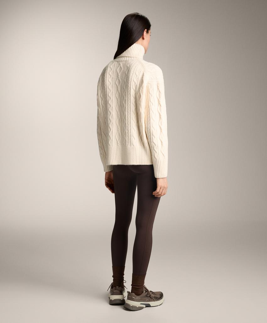 Джемпер с крупной вязкой и высоким воротником