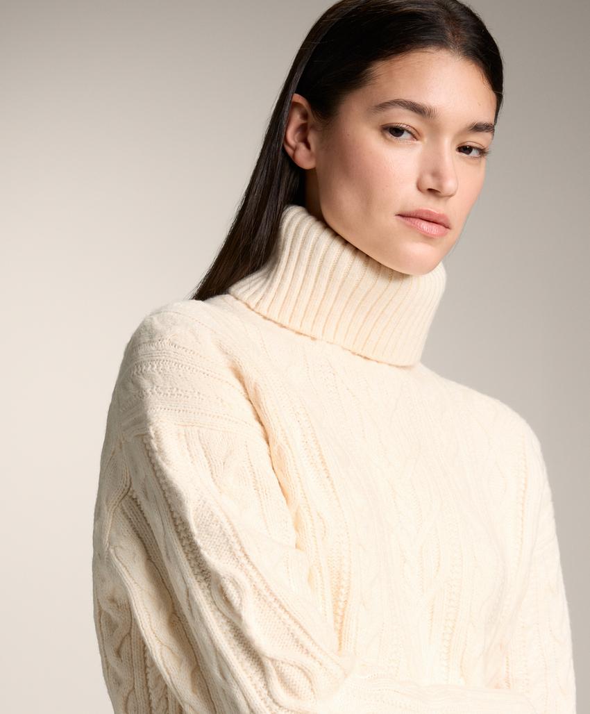 Джемпер с крупной вязкой и высоким воротником