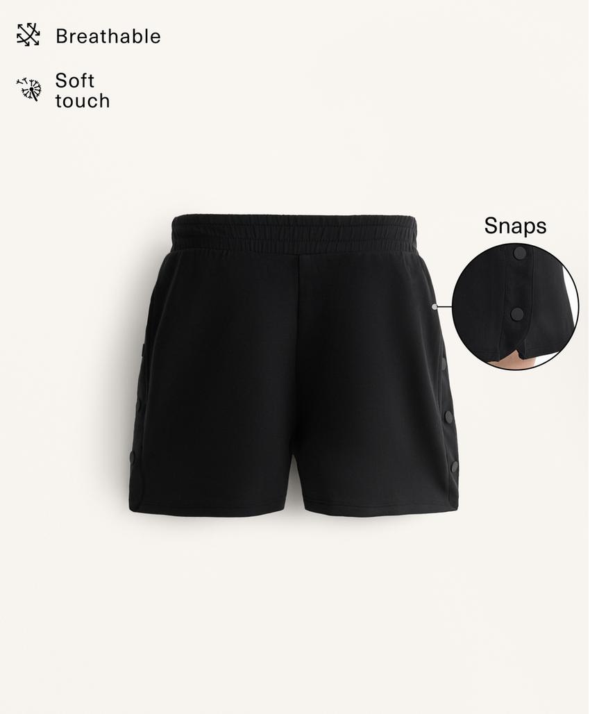 Шорты с боковыми пуговицами и мягким прикосновением из модала